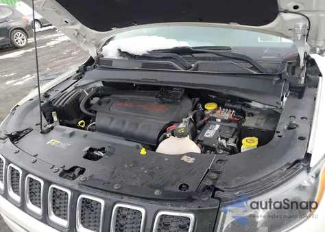 2018 Jeep Compass Latitude 4X4 z USA, uszkodzony, nr VIN 3C4NJDBB9JT470508